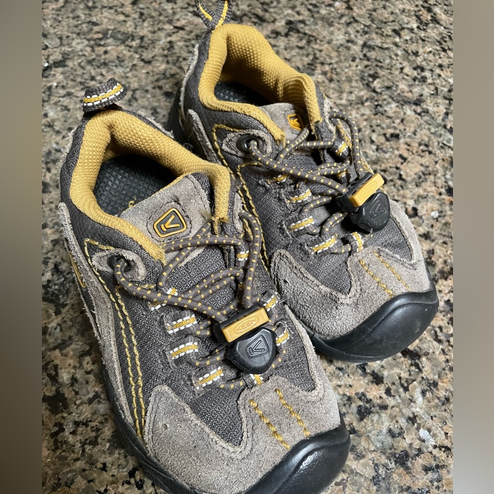 Toddler keens hiking shoes